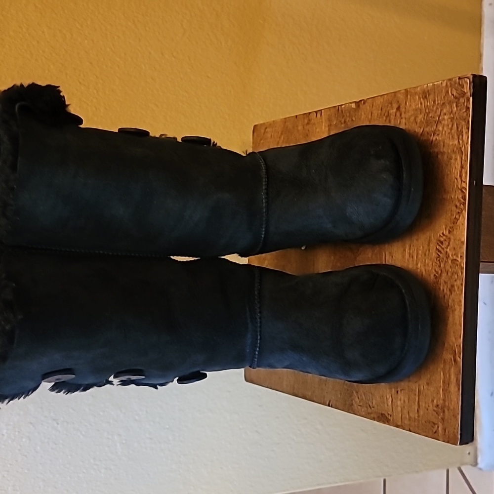 Uggs Bailey Button sz 8